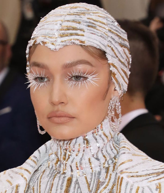Gigi Hadid XXL white eyelashes at the 2019 met gala